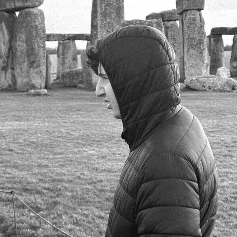 Leonardo Britz Gorodicht, fundador da B2E, em Stonehenge, na Inglaterra